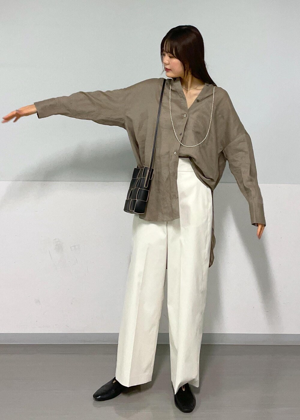 ブラック系のショルダーバッグ、グリーン系のシャツ/ブラウス、ホワイト系のその他パンツを着用したレディースの春コーディネートの10枚目の写真