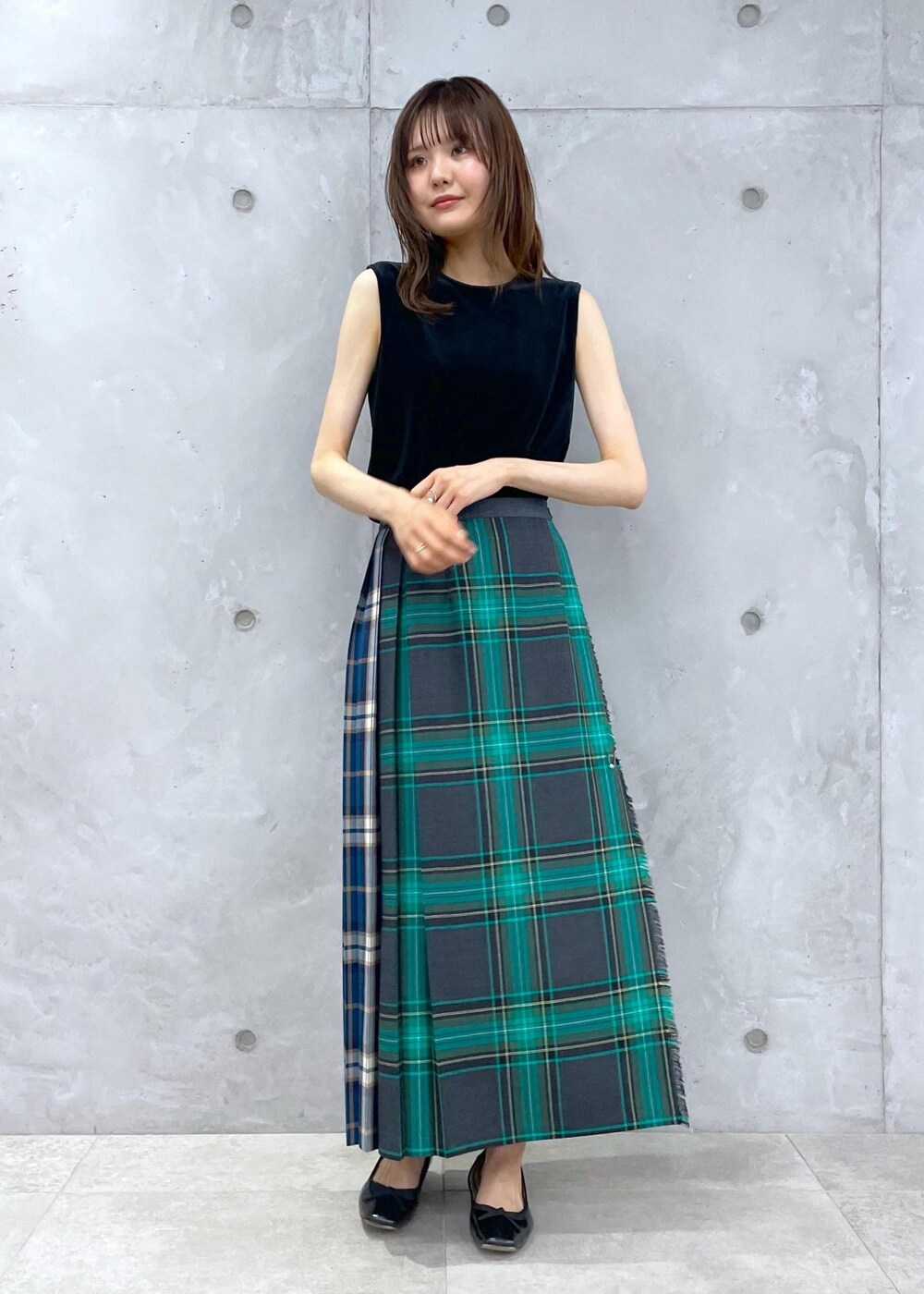 ブラック系のTシャツ/カットソー、グリーン系のスカートを着用したレディースの夏コーディネートの3枚目の写真