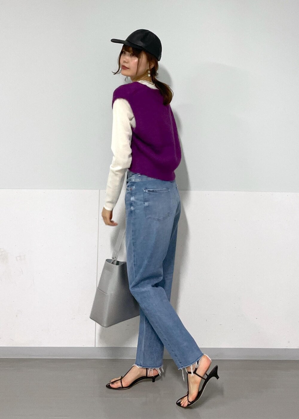 ブラック系のサンダル、シルバー系のトートバッグ、パープル系のベストを着用したレディースの夏コーディネートの9枚目の写真