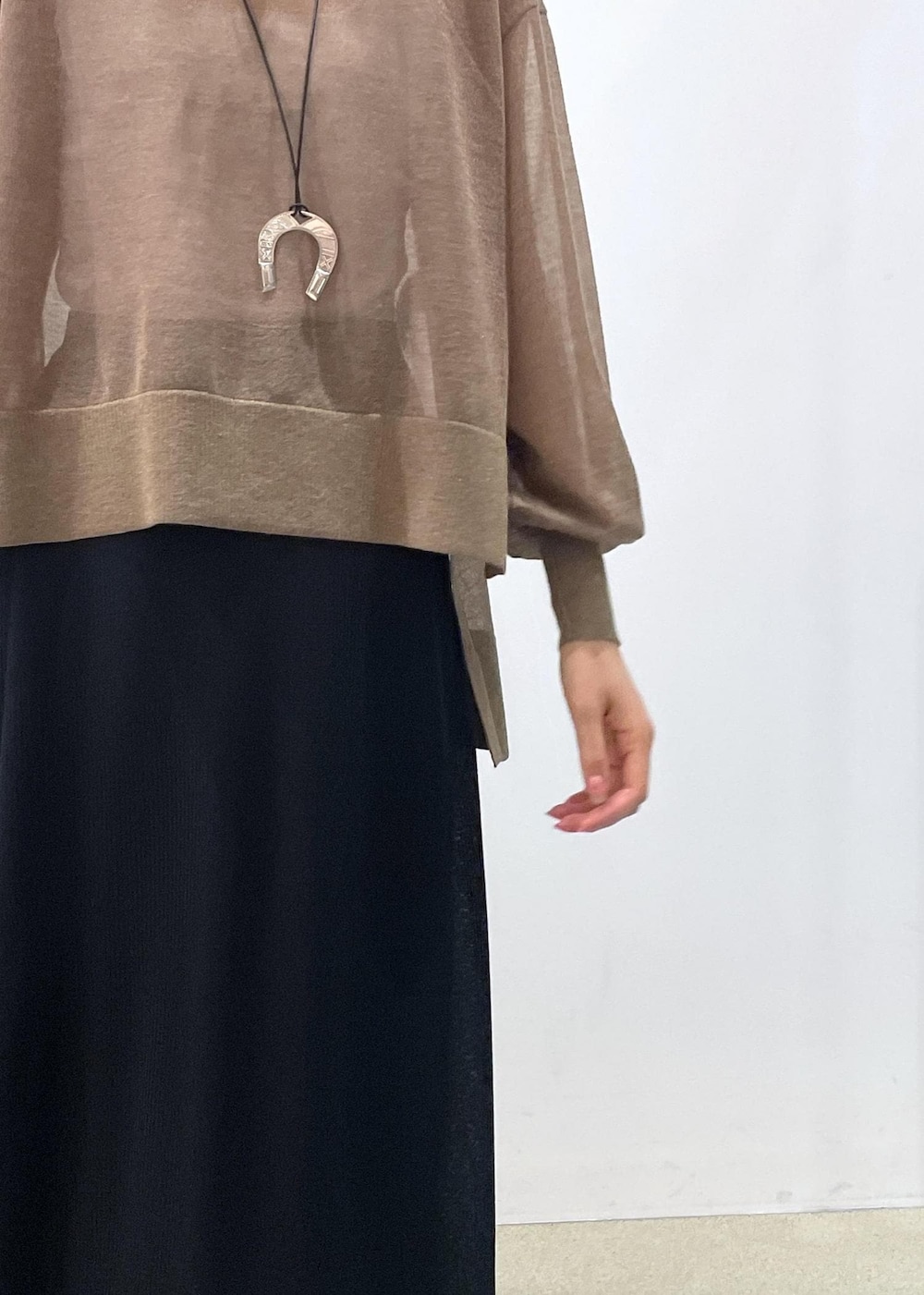 ブラック系のスカート、ゴールド系のTシャツ/カットソー、ブラック系のトートバッグを着用したレディースの夏コーディネートの5枚目の写真