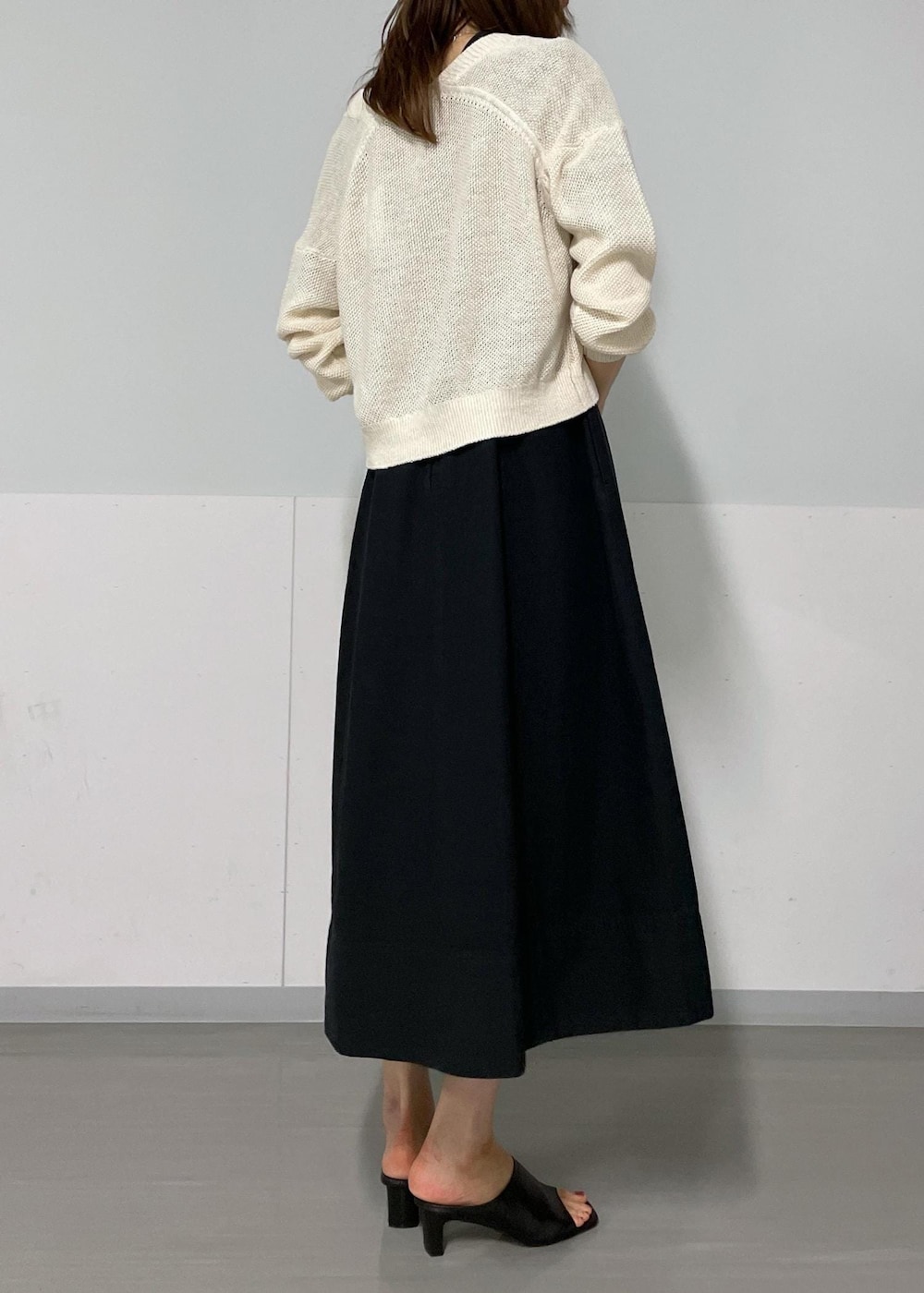 ブラック系のサンダル、ホワイト系のカーディガン/ボレロ、ブラック系のワンピースを着用したレディースの夏コーディネートの9枚目の写真