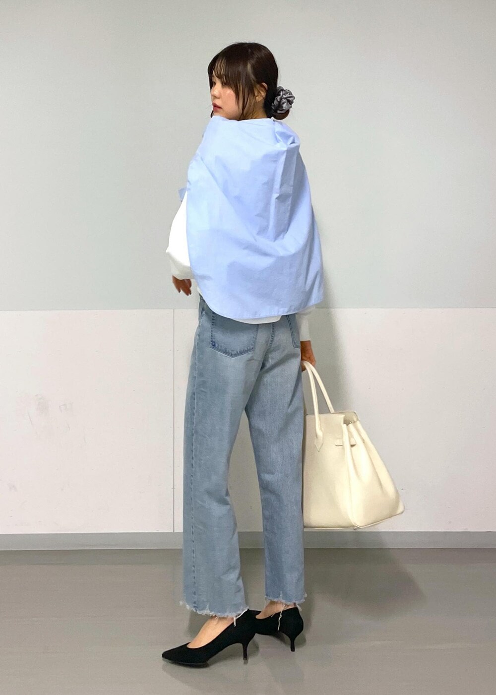 ブルー系のシャツ/ブラウス、ホワイト系のスウェット、ブルー系のデニムパンツを着用したレディースの冬コーディネートの5枚目の写真