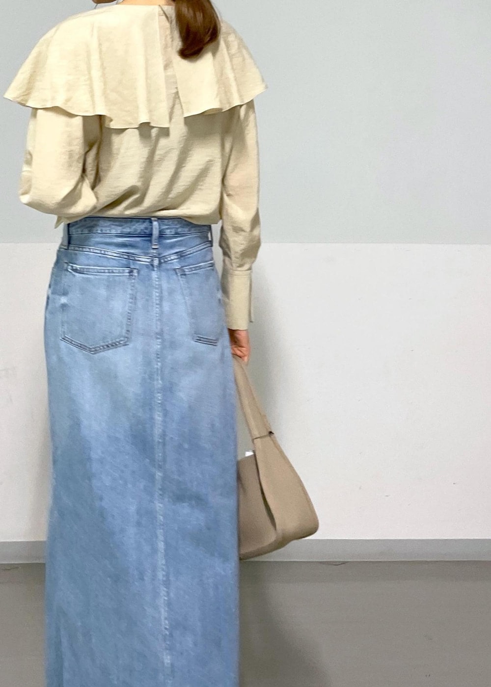 ホワイト系のその他シューズ、ベージュ系のハンドバッグ、ベージュ系のシャツ/ブラウスを着用したレディースの春コーディネートの8枚目の写真