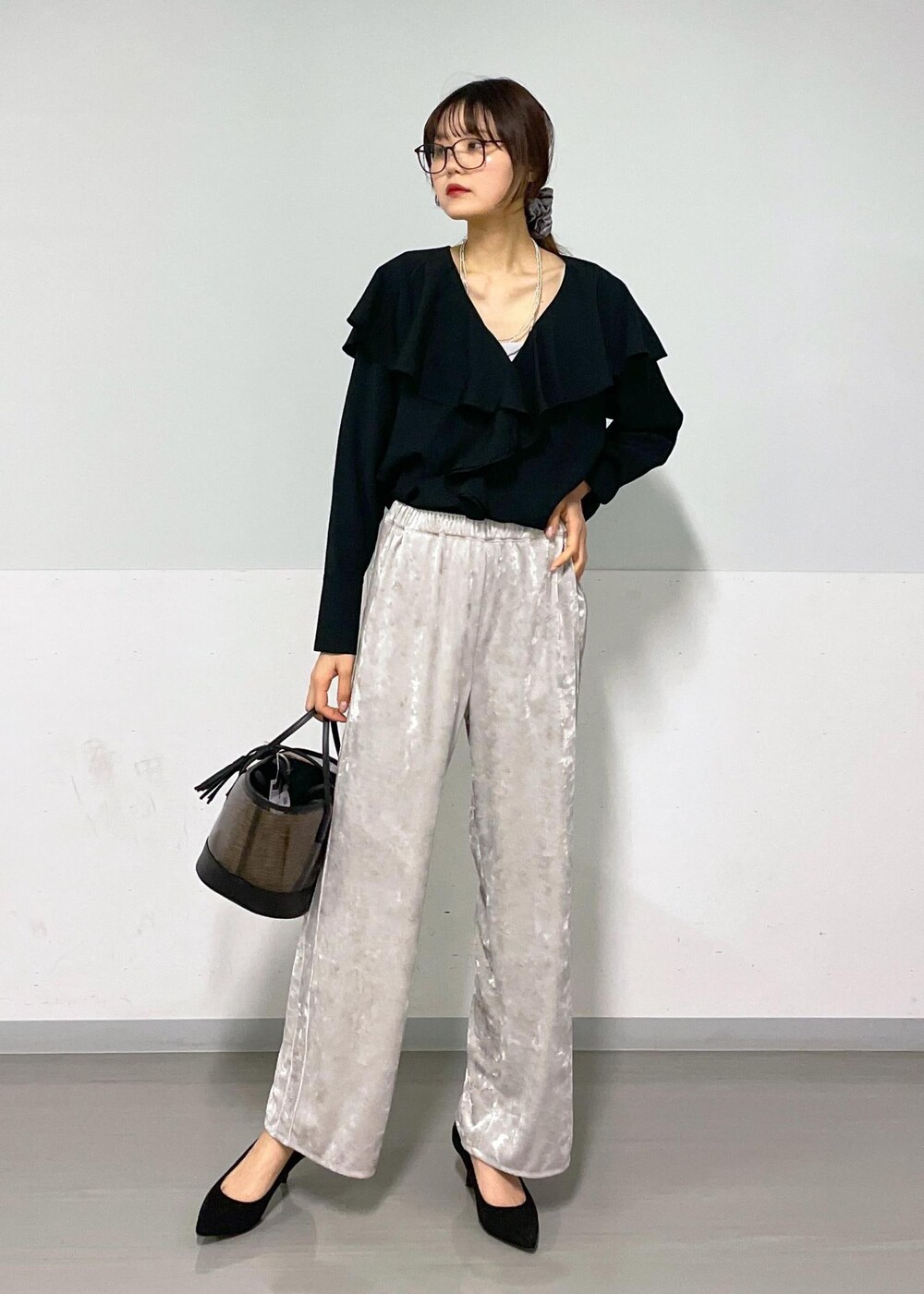 グレー系のタンクトップ、ブラック系のシャツ/ブラウス、ベージュ系のその他パンツを着用したレディースの春コーディネートの9枚目の写真