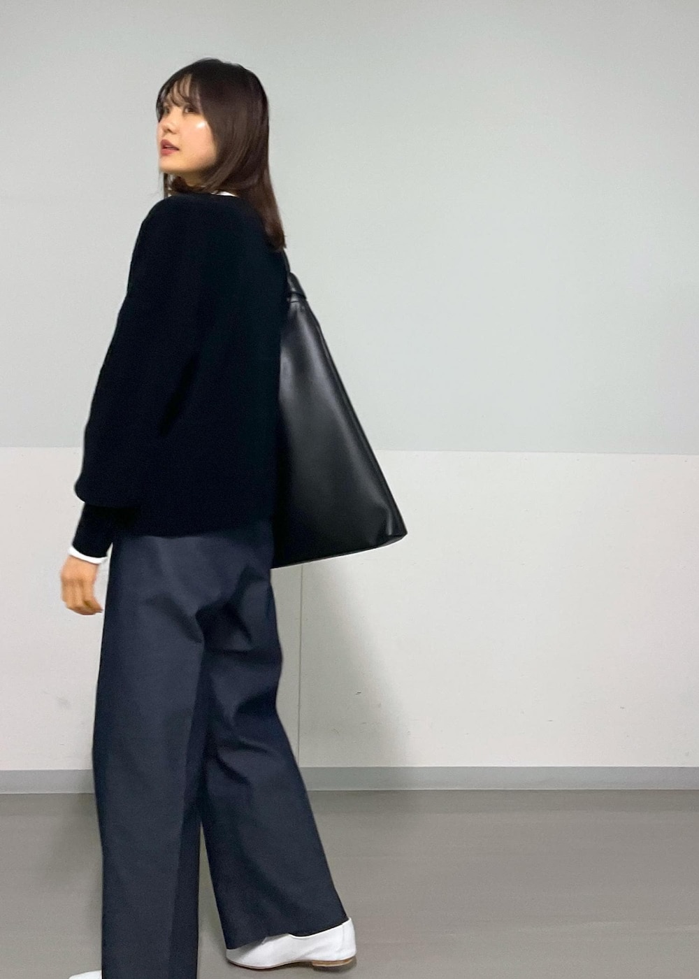 ホワイト系のその他シューズ、ブラック系のトートバッグ、ブラック系のカーディガン/ボレロを着用したレディースの春コーディネートの3枚目の写真