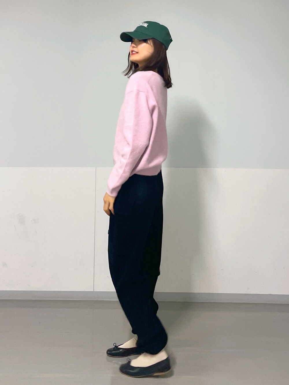 ブラック系のカーゴパンツ、グレー系のトートバッグ、ブラック系のシューズを着用したレディースの秋コーディネートの3枚目の写真