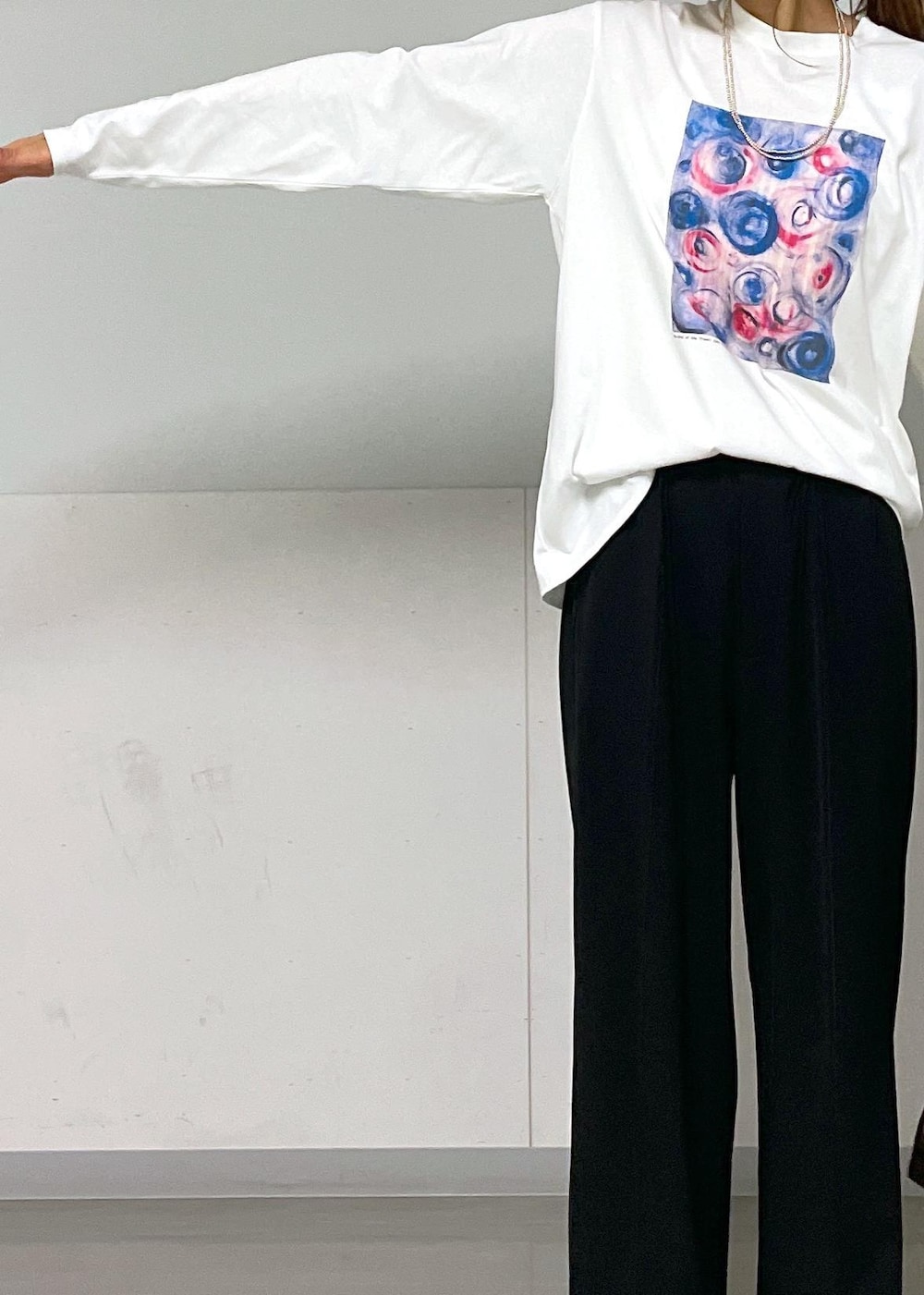 ホワイト系のカーディガン/ボレロ、ブラック系のスラックス、ブラック系のトートバッグを着用したレディースの夏コーディネートの5枚目の写真