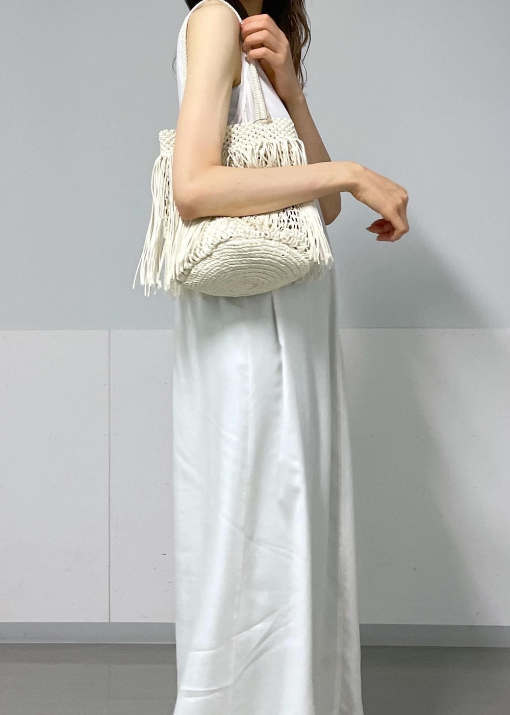 グリーン系のその他パンツ、ホワイト系のカーディガン/ボレロ、ホワイト系のトートバッグを着用したレディースの夏コーディネートの9枚目の写真