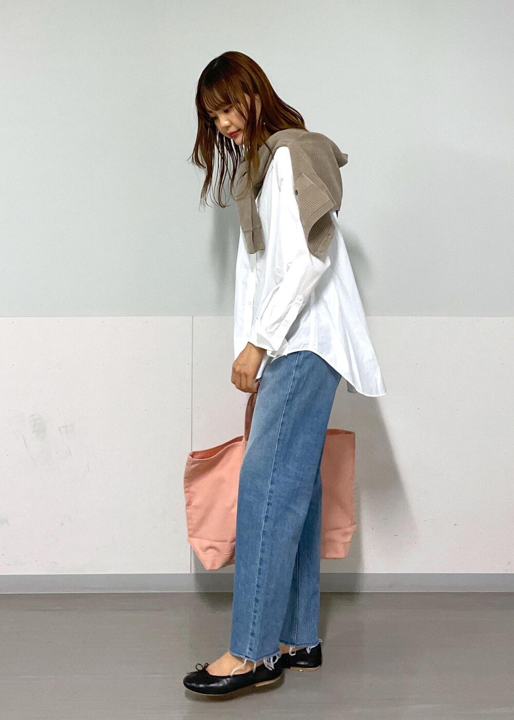 「redcard、骨格ナチュラル、イエベ春、高身長、高身長コーデ、大人カジュアル、Creamy Cotton、秋コーデ、クリーミーコットン、サロンアダムエロペ、23AW秋の新作、ピンク、トートバッグ、ホワイト、シャツ」|「SALON adam et rope'の【NIPPON CULTURE】バックフレアバンドカラーシャツ 無地/ストライプ(シャツ/ブラウス、ホワイト系)」を使った、AZUMAさん(レディース・171cm)の秋コーディネートの4枚目の写真
