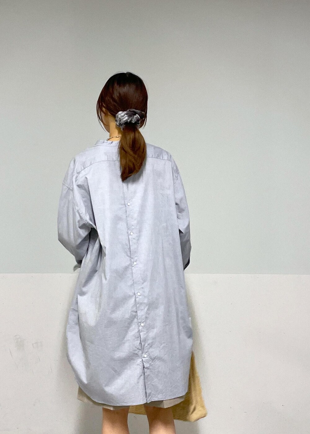 ベージュ系のその他パンツ、シルバー系のサンダル、グレー系のシャツ/ブラウスを着用したレディースの夏コーディネートの6枚目の写真