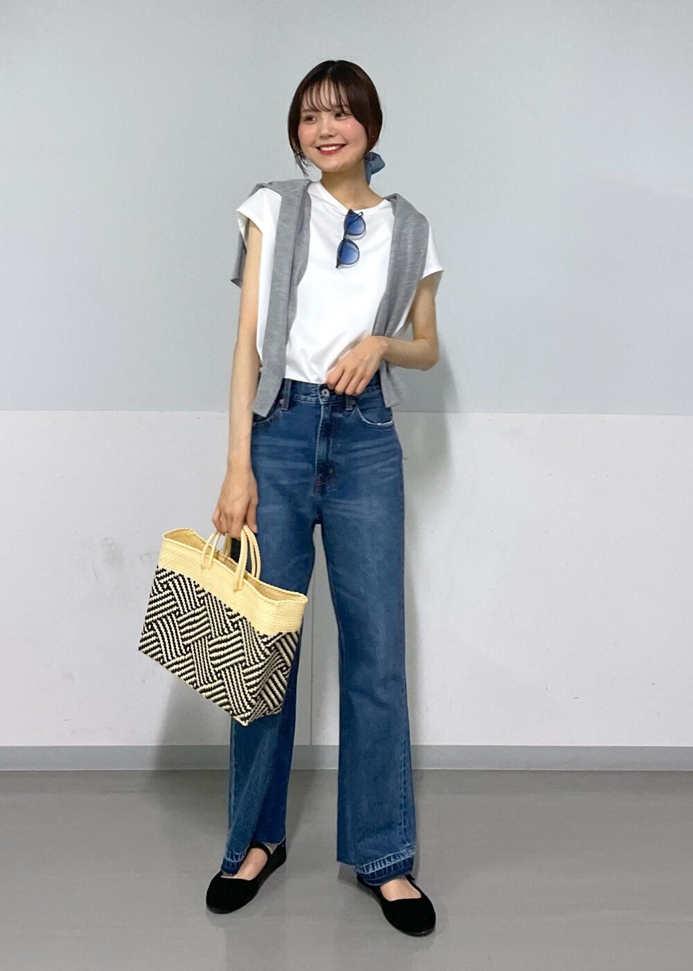 ホワイト系のかごバッグ、グレー系のカーディガン/ボレロ、ホワイト系のTシャツ/カットソーを着用したレディースの春コーディネートの10枚目の写真