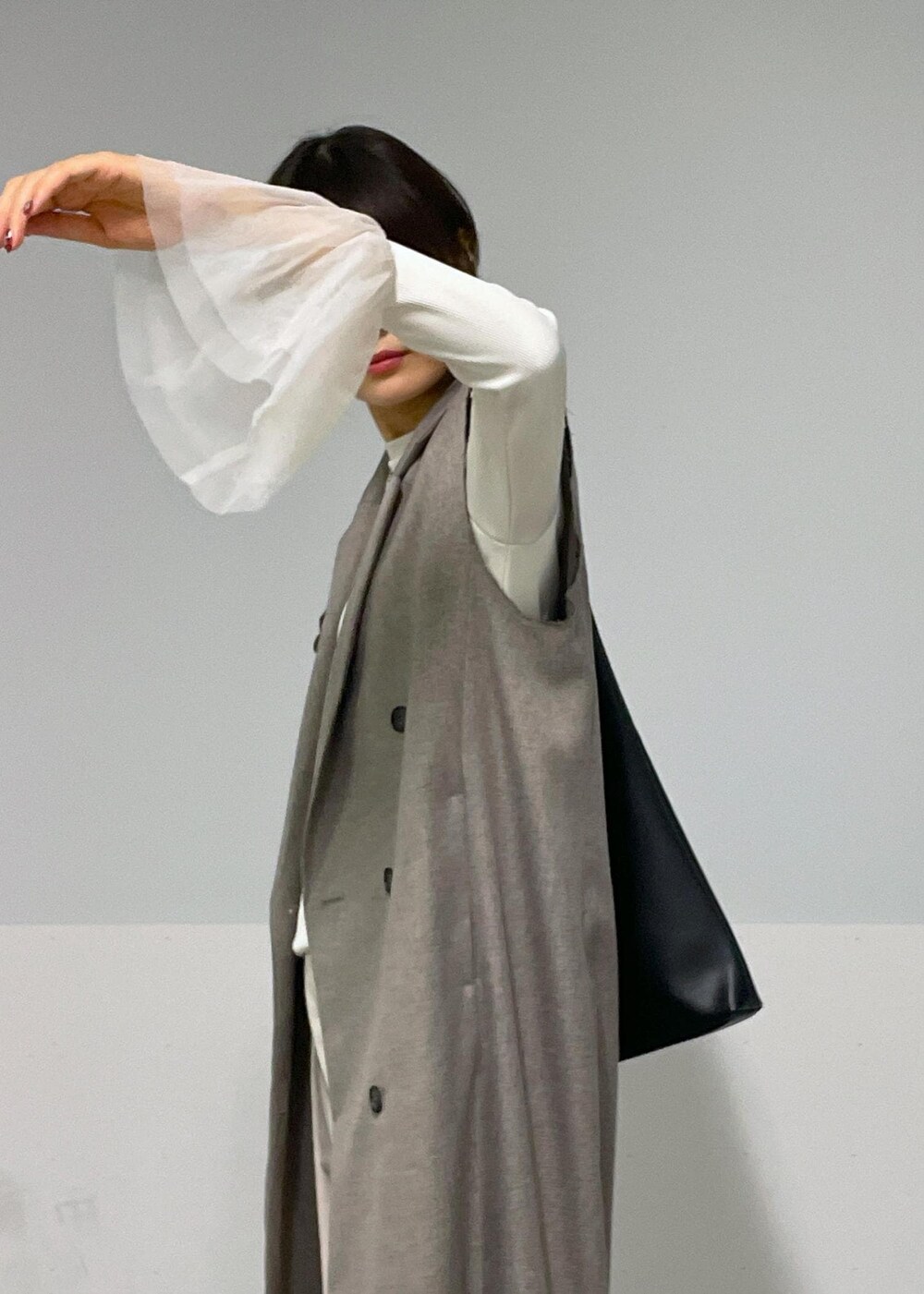 ベージュ系のジャンパースカート、ホワイト系のTシャツ/カットソー、ブラック系のバレエシューズを着用したレディースの秋コーディネートの4枚目の写真