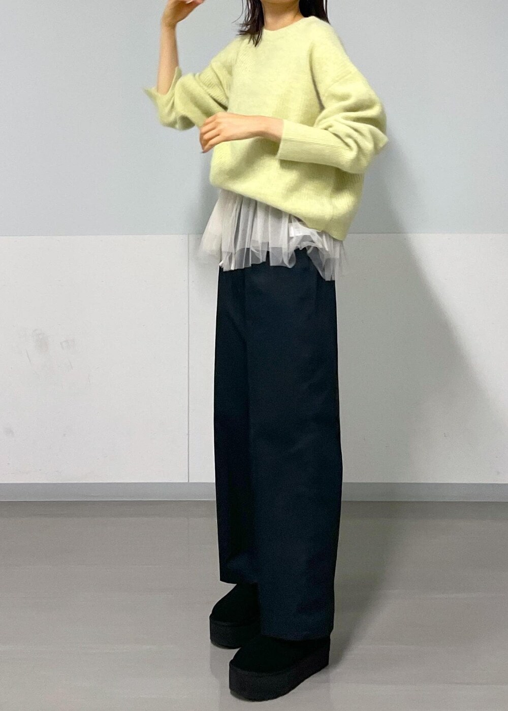 ブラック系のショルダーバッグ、ブラック系のその他パンツ、イエロー系のニット/セーターを着用したレディースの秋コーディネートの8枚目の写真