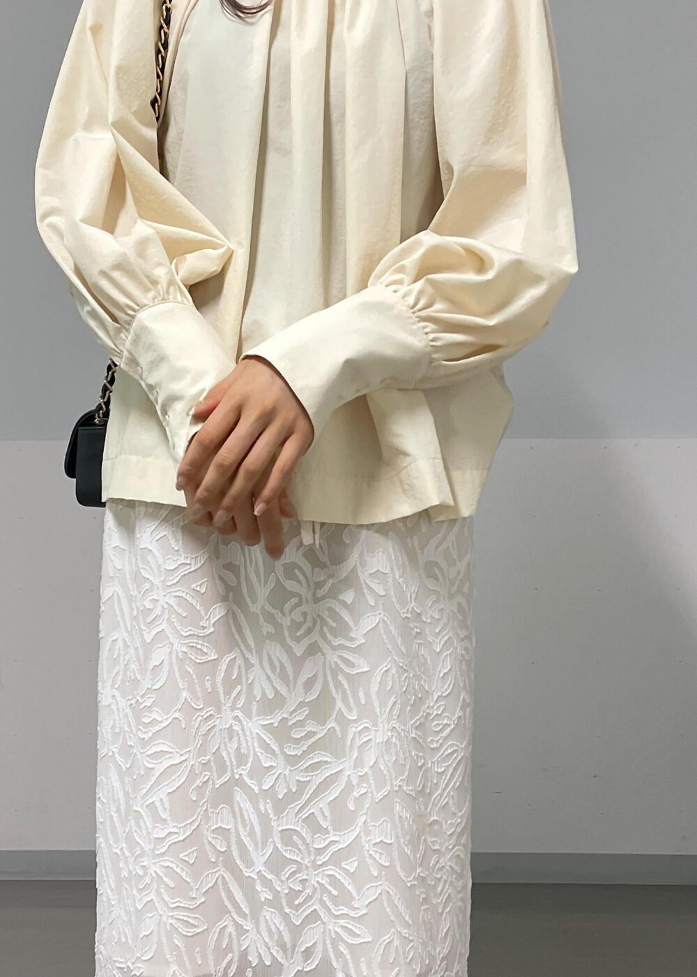 ブラック系のショルダーバッグ、ブラック系のサンダル、グリーン系のタンクトップを着用したレディースの夏コーディネートの5枚目の写真