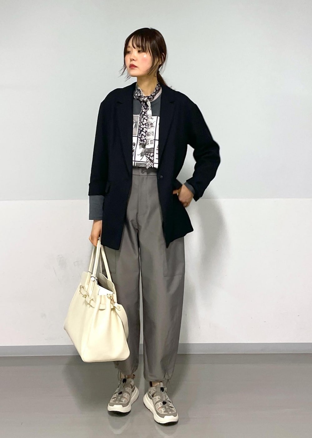 グレー系のTシャツ/カットソー、グレー系のカーゴパンツ、ブラック系のテーラードジャケットを着用したレディースの春コーディネートの2枚目の写真