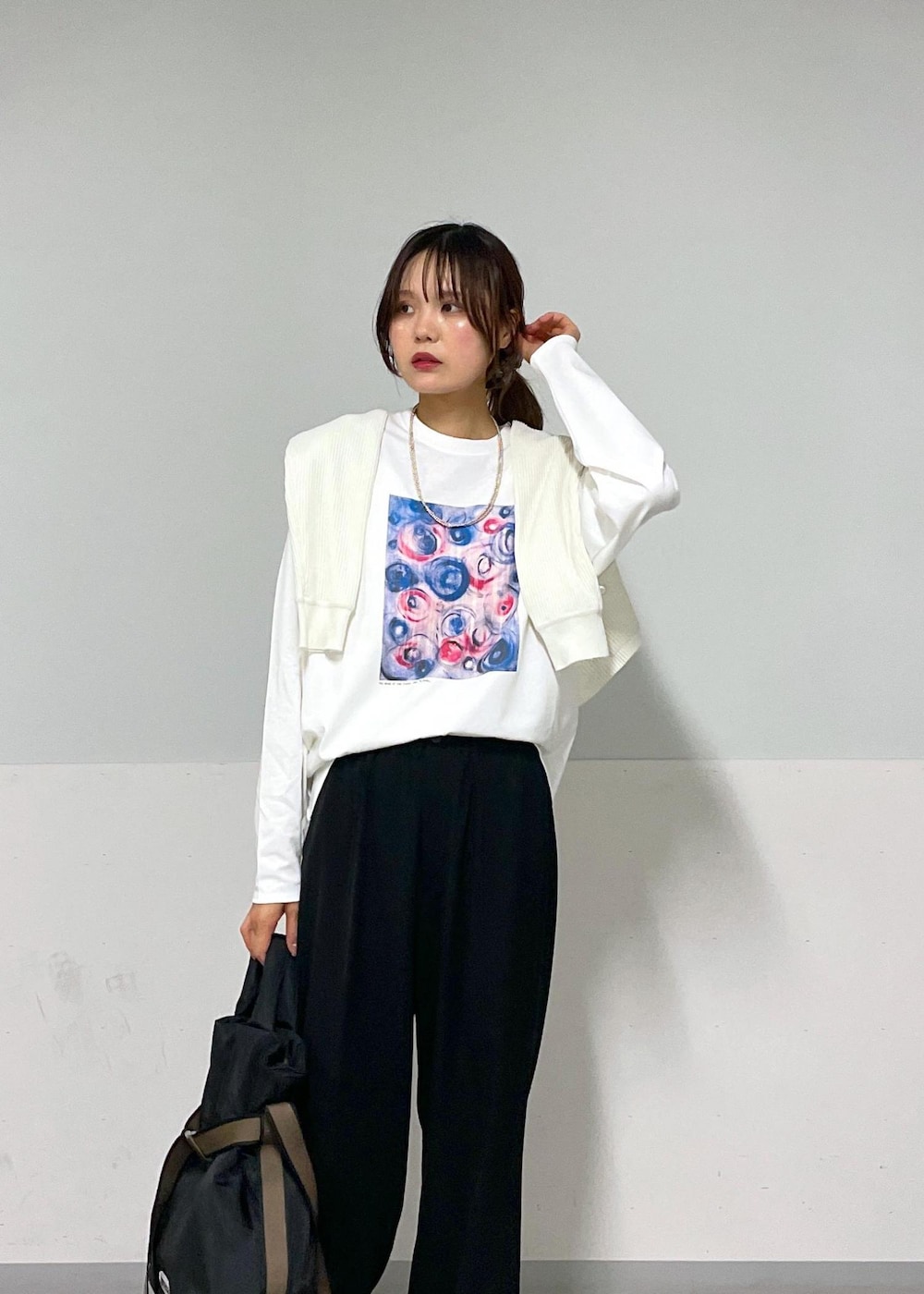 ホワイト系のカーディガン/ボレロ、ブラック系のスラックス、ブラック系のトートバッグを着用したレディースの夏コーディネートの9枚目の写真