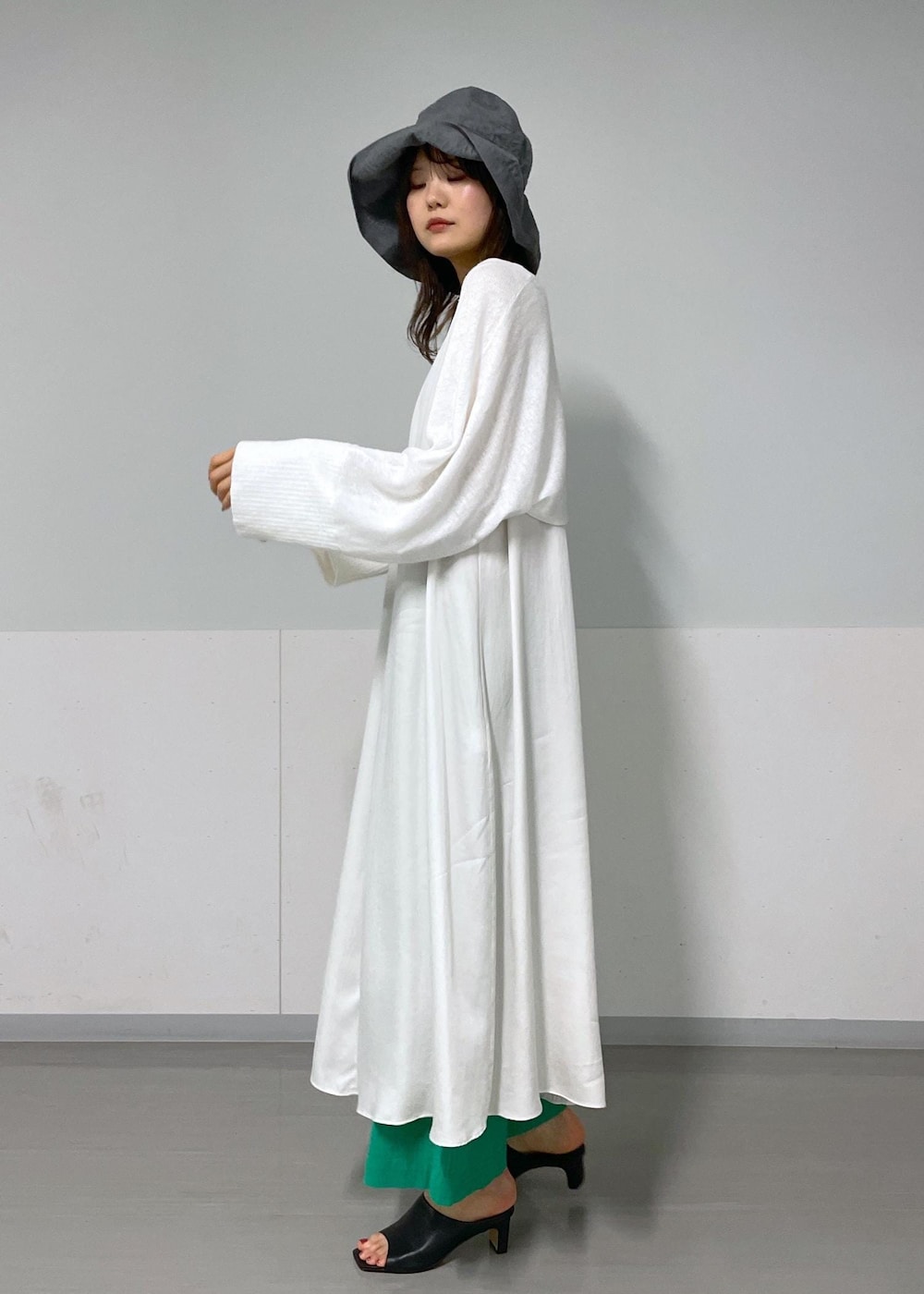 グリーン系のその他パンツ、ホワイト系のカーディガン/ボレロ、ホワイト系のトートバッグを着用したレディースの夏コーディネートの7枚目の写真