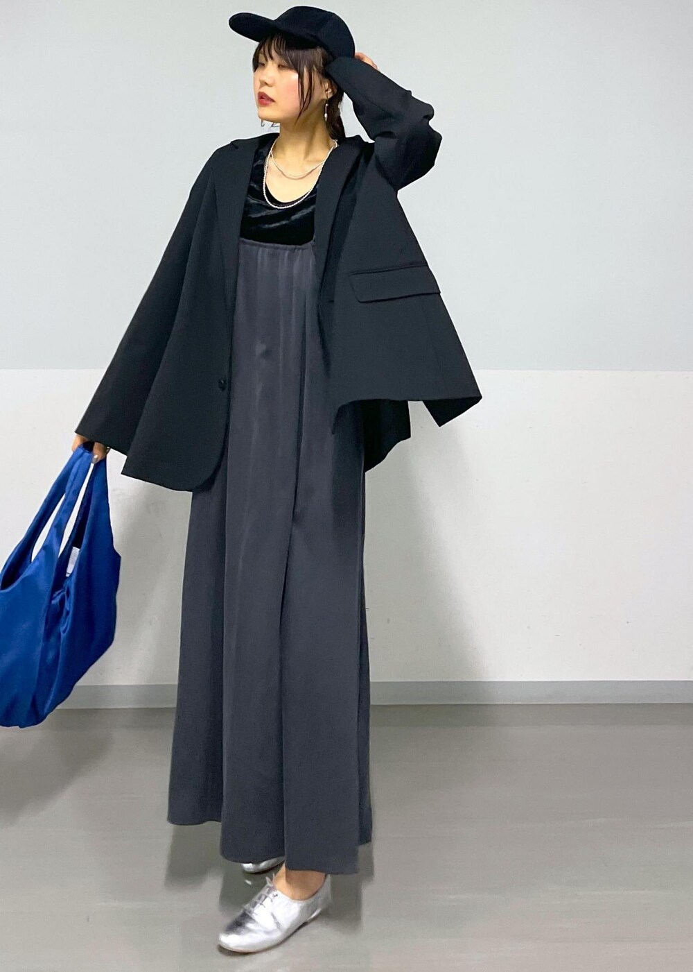 シルバー系のその他シューズ、ブラック系のTシャツ/カットソー、グレー系のワンピースを着用したレディースの冬コーディネートの3枚目の写真