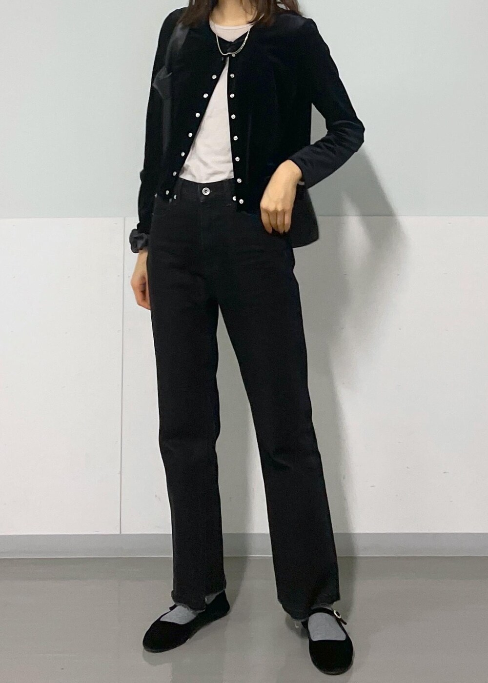 グレー系のTシャツ/カットソー、ブラック系のトートバッグ、グレー系のデニムパンツを着用したレディースの冬コーディネートの7枚目の写真