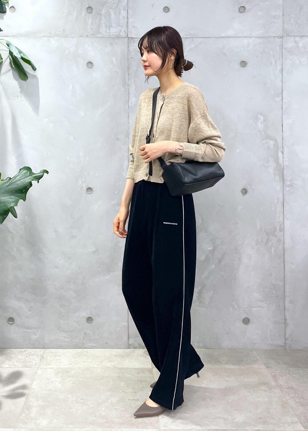 ブラック系のショルダーバッグ、ブラック系のその他パンツ、ベージュ系のカーディガン/ボレロを着用したレディースの冬コーディネートの6枚目の写真