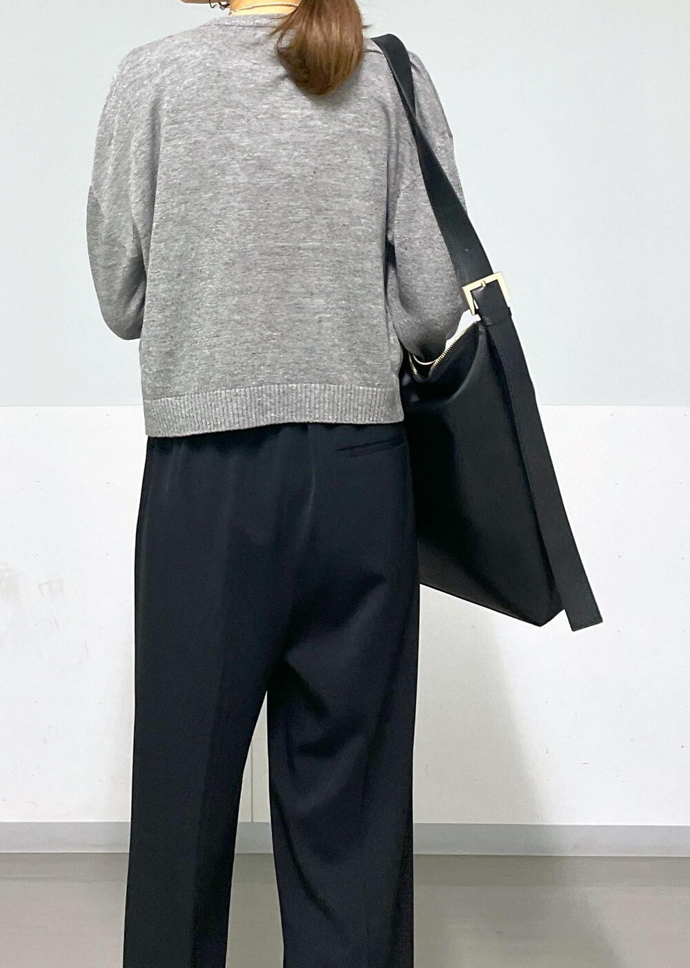 グレー系のカーディガン/ボレロ、グレー系のTシャツ/カットソー、ブラック系のスラックスを着用したレディースの春コーディネートの10枚目の写真