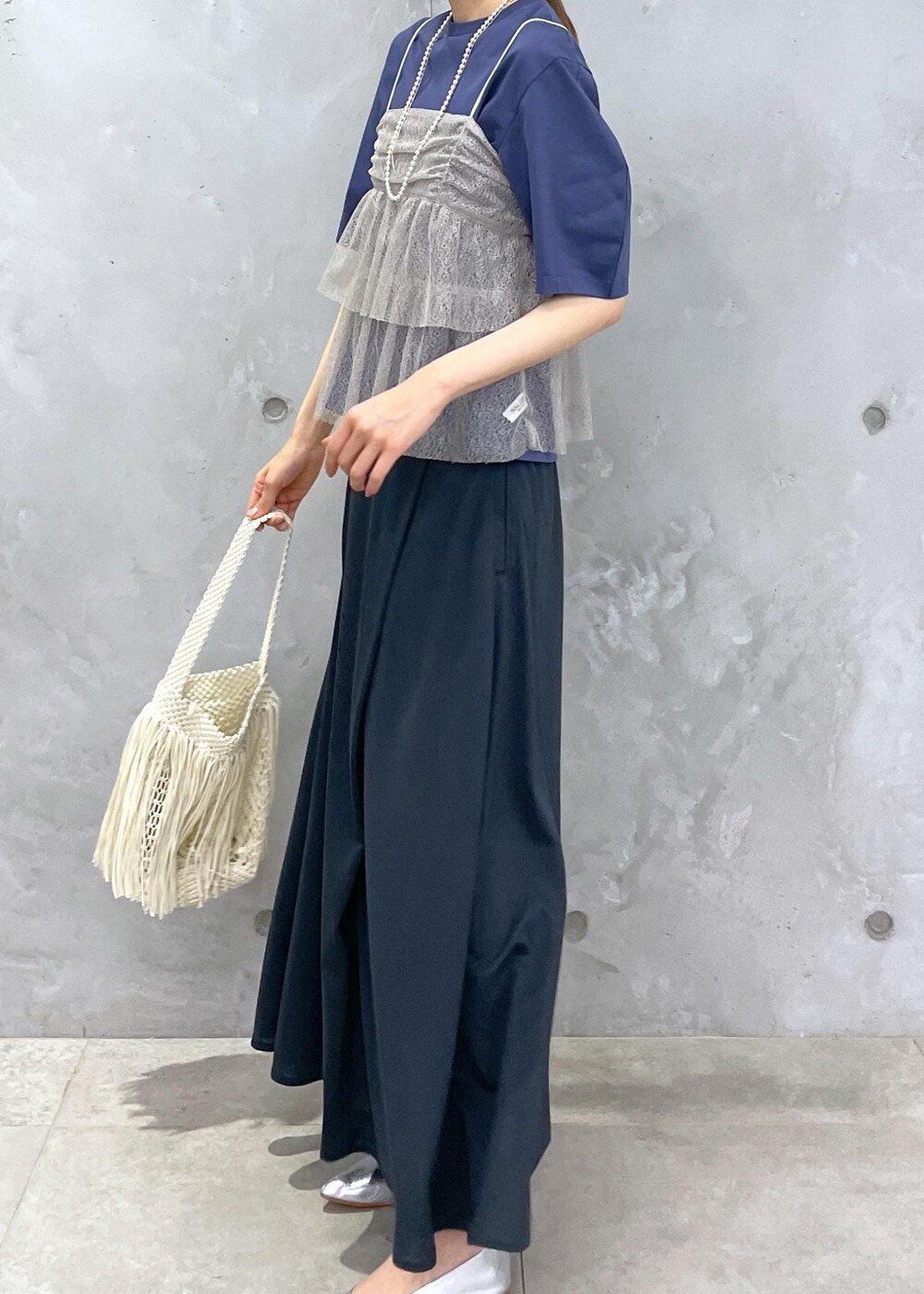 ホワイト系のハンドバッグ、ブルー系のTシャツ/カットソー、ブラウン系のキャミソールを着用したレディースの春コーディネートの9枚目の写真