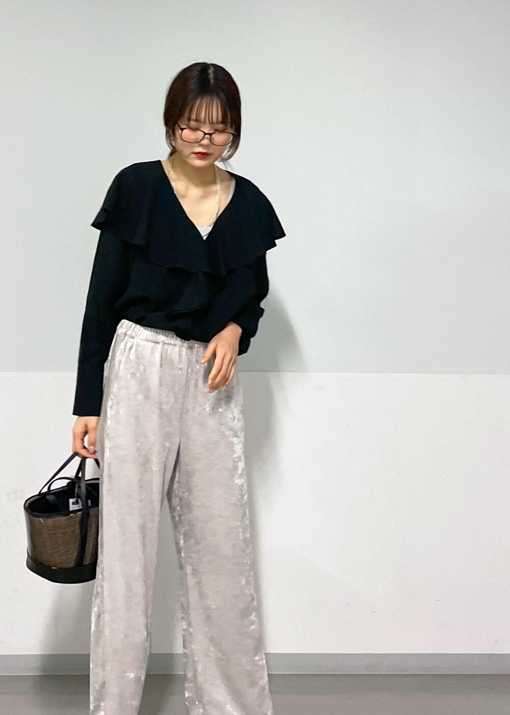 グレー系のタンクトップ、ブラック系のシャツ/ブラウス、ベージュ系のその他パンツを着用したレディースの春コーディネートの8枚目の写真