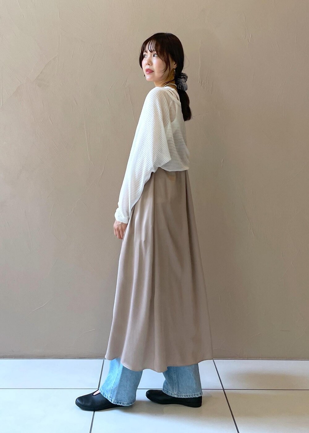 ブラック系のショルダーバッグ、ホワイト系のタンクトップ、ホワイト系のカーディガン/ボレロを着用したレディースの夏コーディネートの7枚目の写真