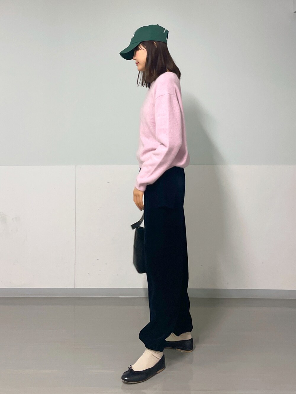 ブラック系のカーゴパンツ、グレー系のトートバッグ、ブラック系のシューズを着用したレディースの秋コーディネートの4枚目の写真
