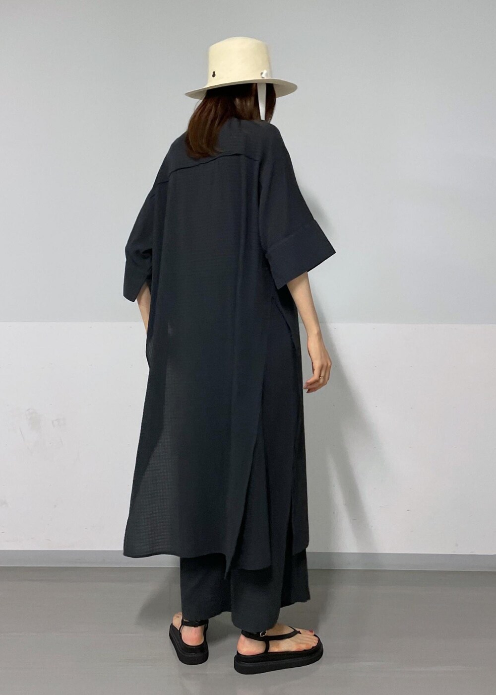 ブラック系のその他パンツ、ブラック系のシャツ/ブラウス、ブラック系のサンダルを着用したレディースの夏コーディネートの8枚目の写真