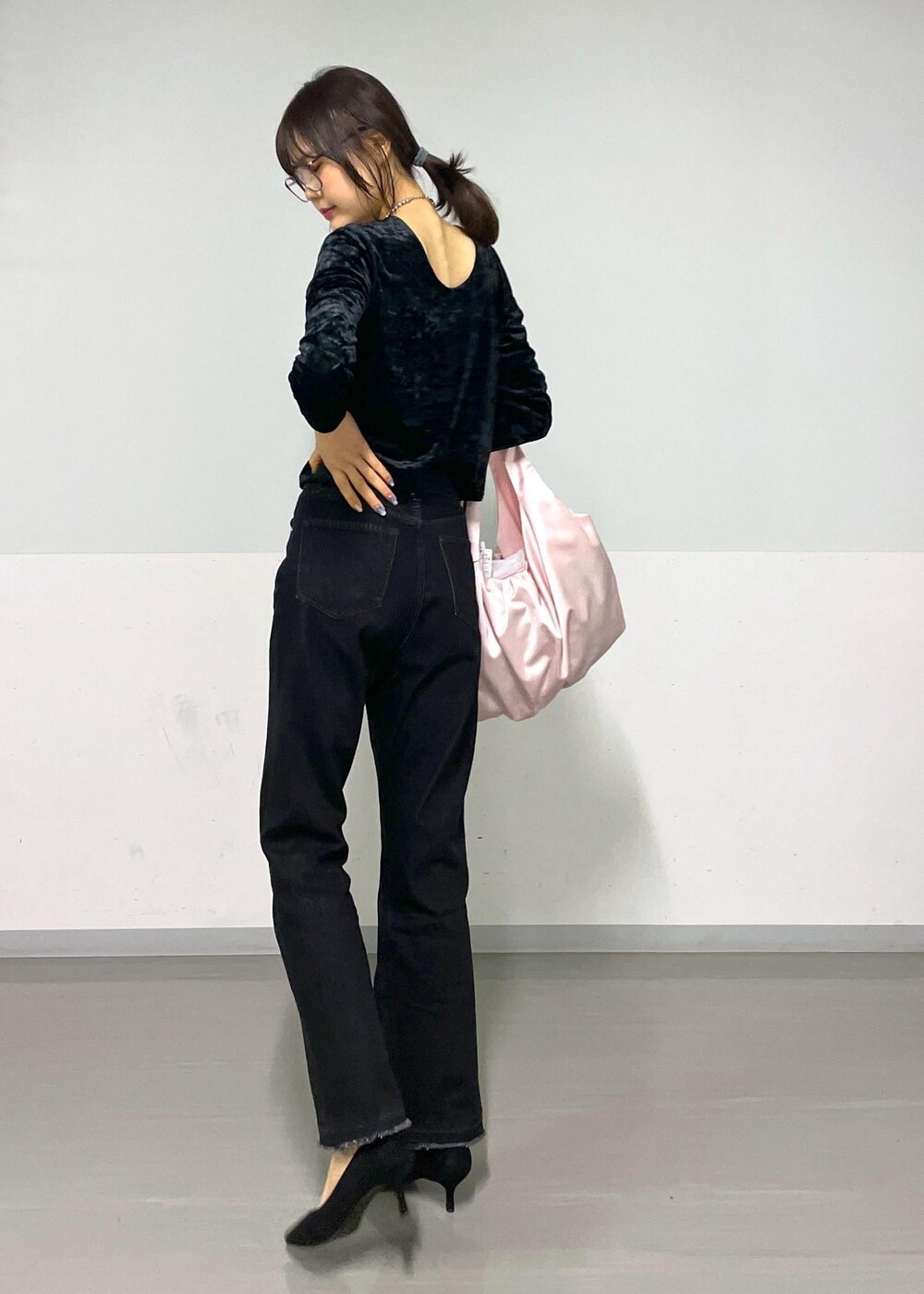 グレー系のデニムパンツ、ブラック系のTシャツ/カットソー、ピンク系のトートバッグを着用したレディースの冬コーディネートの6枚目の写真