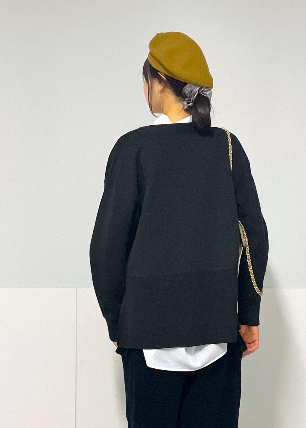 ベージュ系のショルダーバッグ、ブラック系のサンダル、ブラック系のカーゴパンツを着用したレディースの秋コーディネートの7枚目の写真