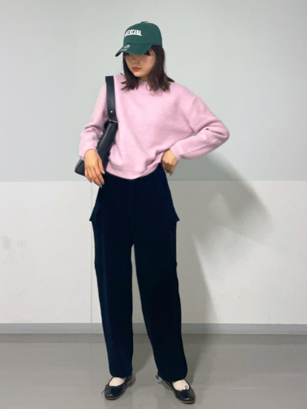 ブラック系のカーゴパンツ、グレー系のトートバッグ、ブラック系のシューズを着用したレディースの秋コーディネートの2枚目の写真