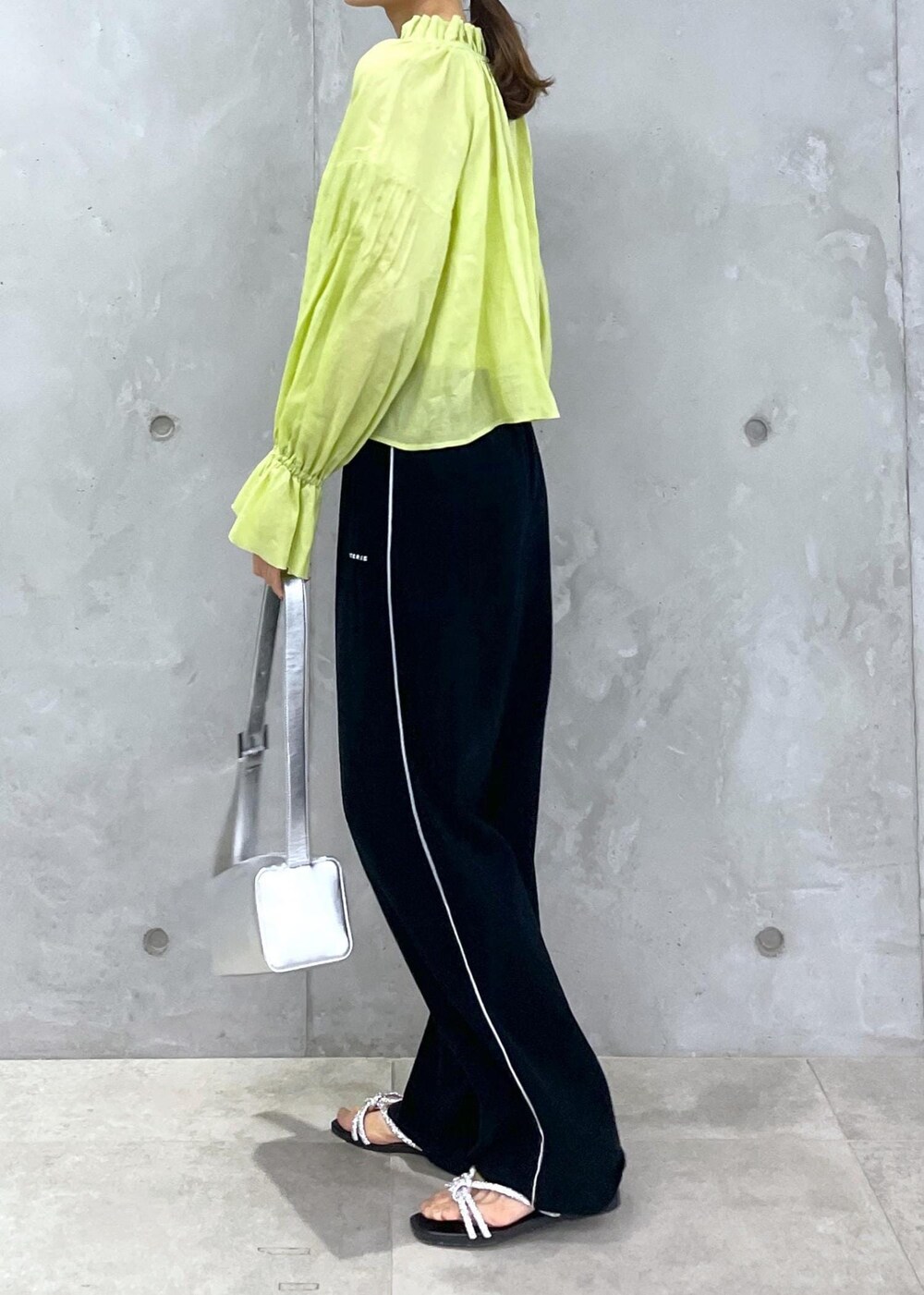 シルバー系のショルダーバッグ、ブラック系のその他パンツ、シルバー系のサンダルを着用したレディースの春コーディネートの4枚目の写真