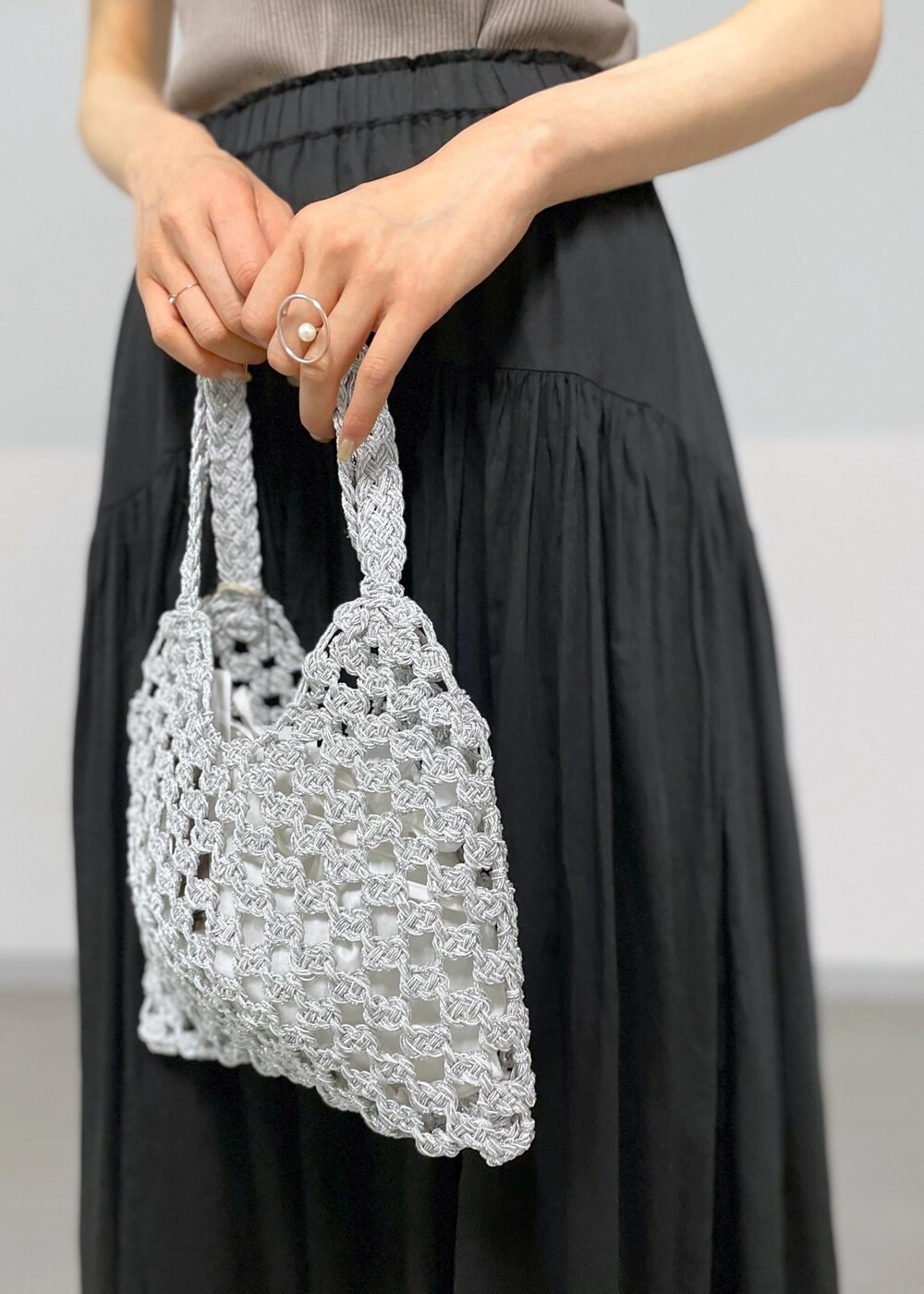 ブラック系のサンダル、ブラック系のスカート、グレー系のTシャツ/カットソーを着用したレディースの春コーディネートの4枚目の写真