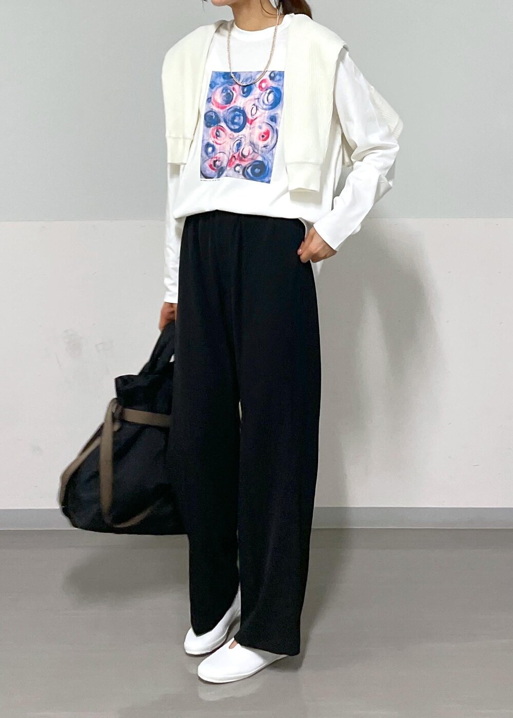 ホワイト系のカーディガン/ボレロ、ブラック系のスラックス、ブラック系のトートバッグを着用したレディースの夏コーディネートの3枚目の写真