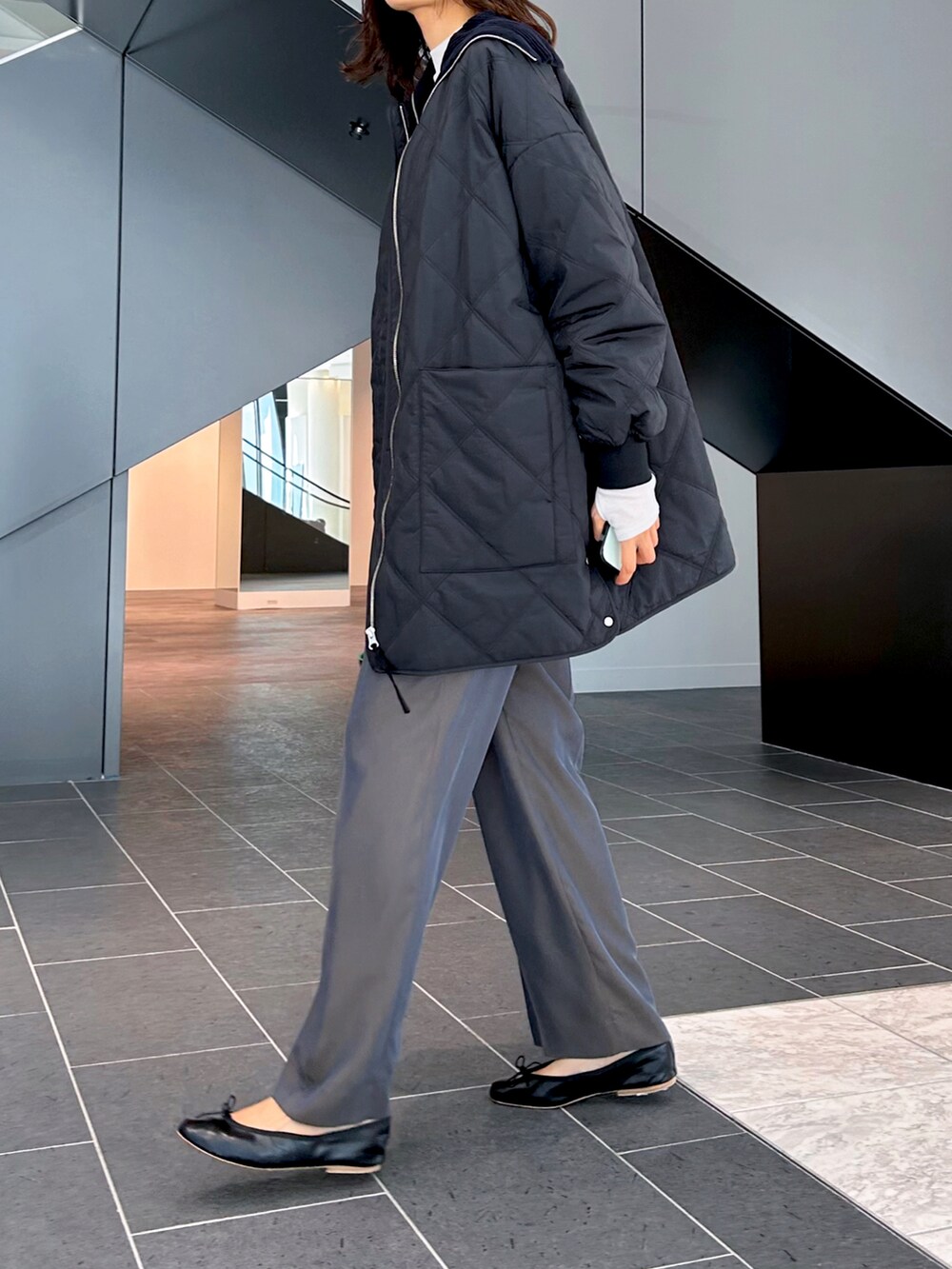 ブラック系のブルゾン、ブラウン系のその他パンツ、ブラック系のバレエシューズを着用したレディースの秋コーディネートの2枚目の写真