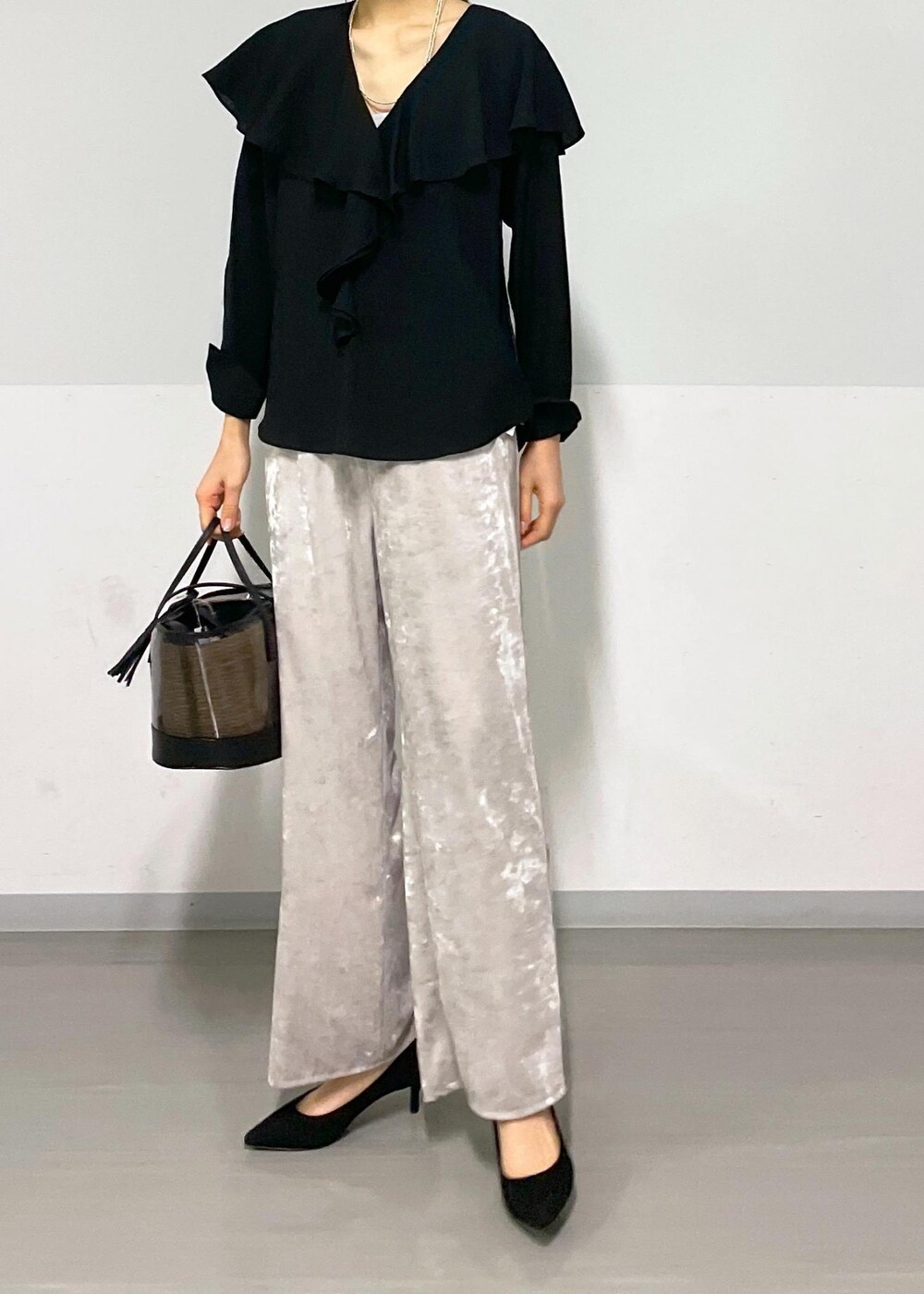 グレー系のタンクトップ、ブラック系のシャツ/ブラウス、ベージュ系のその他パンツを着用したレディースの春コーディネートの6枚目の写真