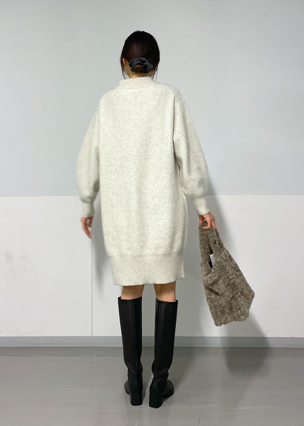 ホワイト系のワンピース、ブラック系のブーツ、ブラック系のTシャツ/カットソーを着用したレディースの秋コーディネートの5枚目の写真