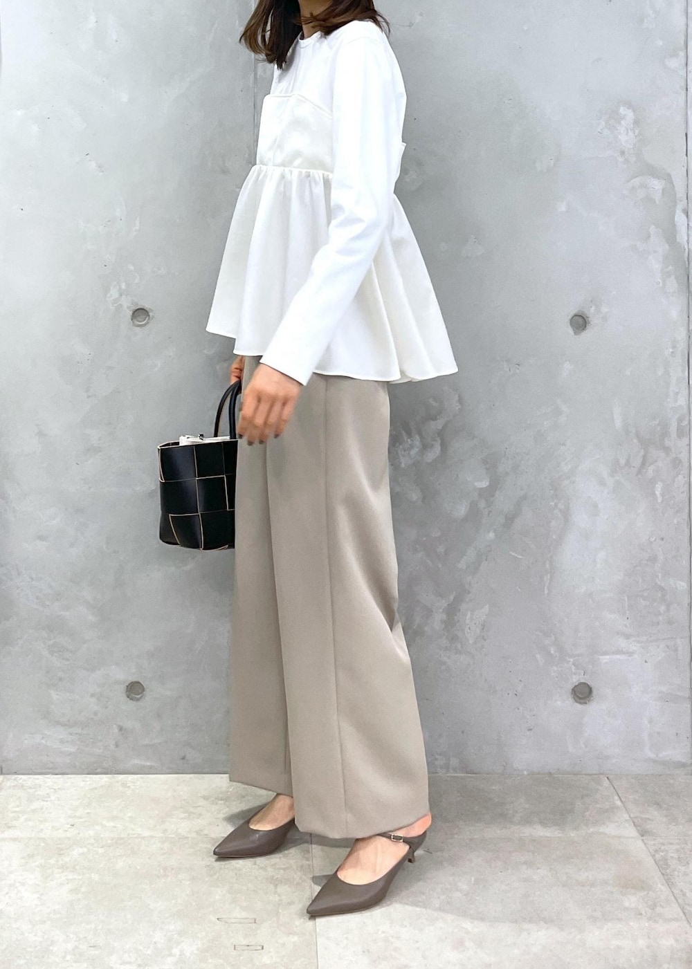 ベージュ系のその他パンツ、ブラック系のトートバッグ、ホワイト系のTシャツ/カットソーを着用したレディースの冬コーディネートの9枚目の写真