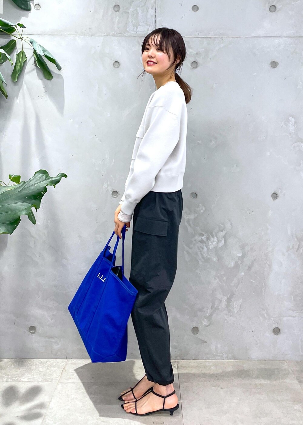 グレー系のTシャツ/カットソー、ブラック系のカーゴパンツ、グレー系のカーディガン/ボレロを着用したレディースの冬コーディネートの7枚目の写真