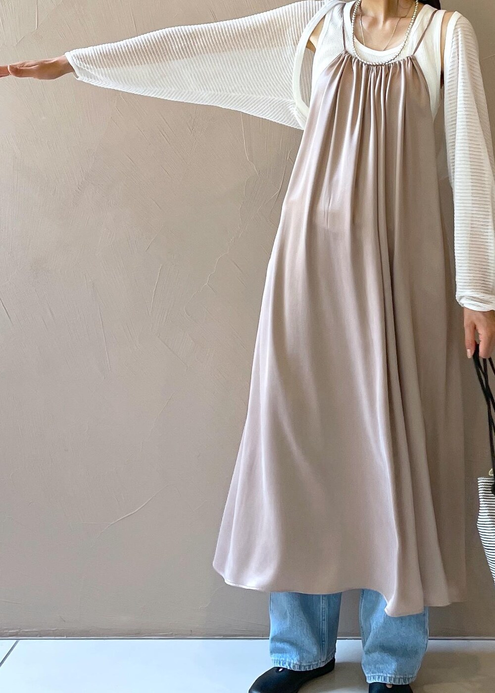 ブラック系のショルダーバッグ、ホワイト系のタンクトップ、ホワイト系のカーディガン/ボレロを着用したレディースの夏コーディネートの8枚目の写真