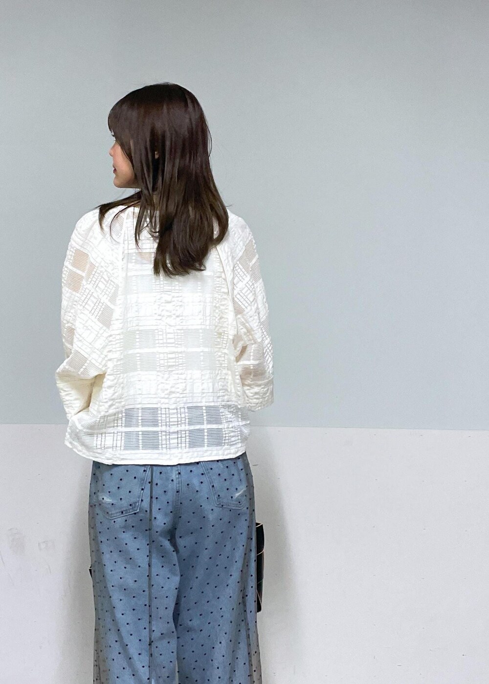 ブラック系のトートバッグ、ホワイト系のタンクトップ、グレー系のスカートを着用したレディースの夏コーディネートの10枚目の写真