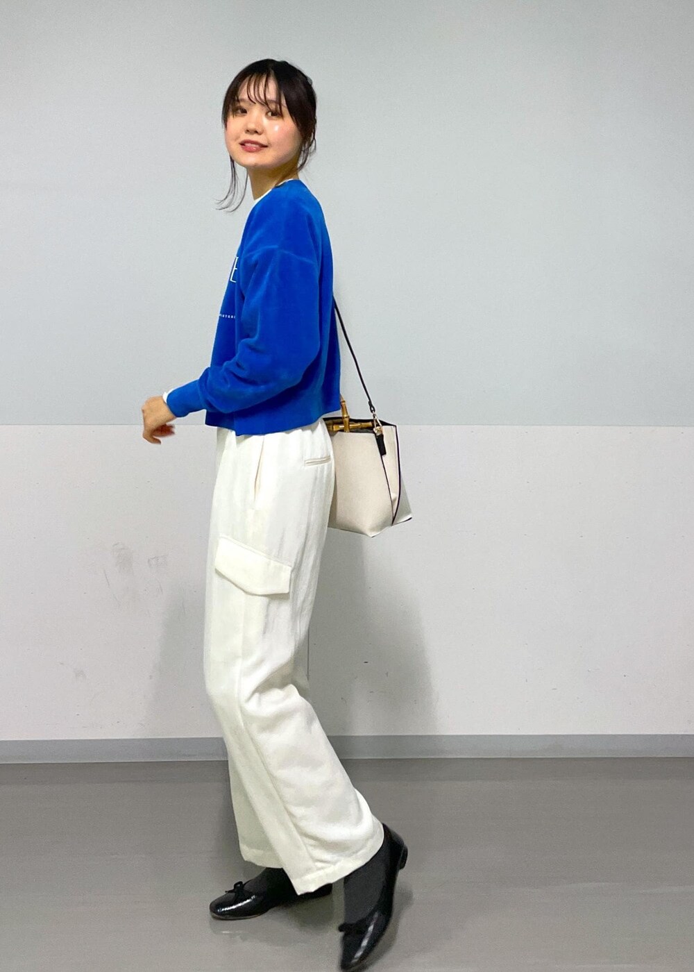 ブルー系のニット/セーター、ホワイト系のカーゴパンツ、ホワイト系のTシャツ/カットソーを着用したレディースの冬コーディネートの10枚目の写真