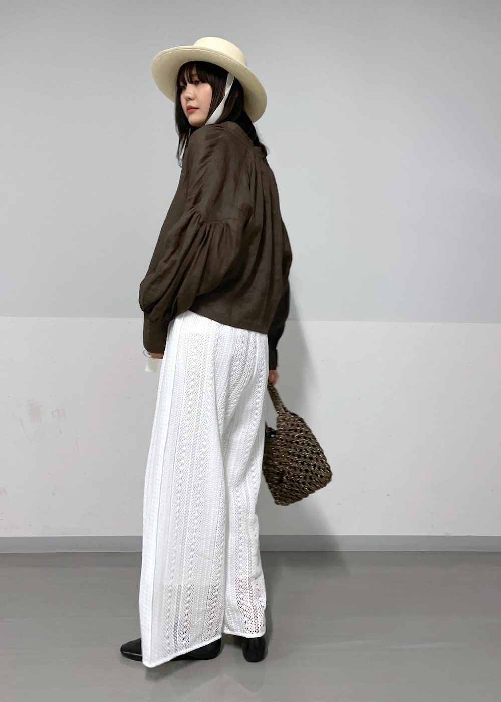 ブラウン系のシャツ/ブラウス、ホワイト系のハンドバッグ、ホワイト系のタンクトップを着用したレディースの春コーディネートの3枚目の写真