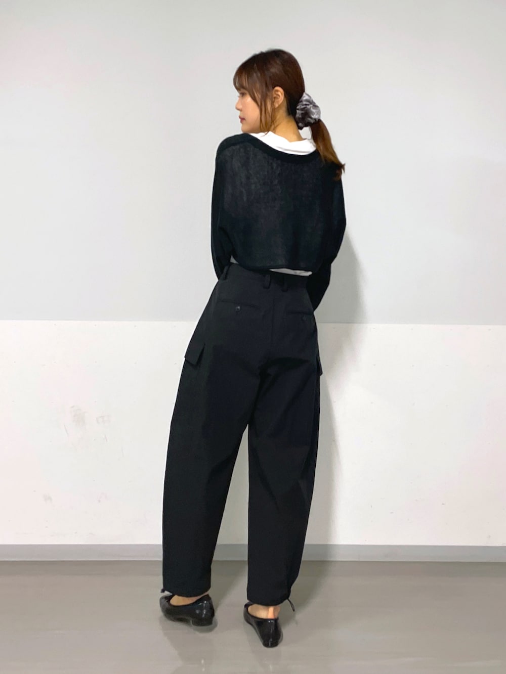 ブラック系のカーディガン/ボレロ、ブラック系のカーゴパンツ、ブラック系のバレエシューズを着用したレディースの秋コーディネートの3枚目の写真