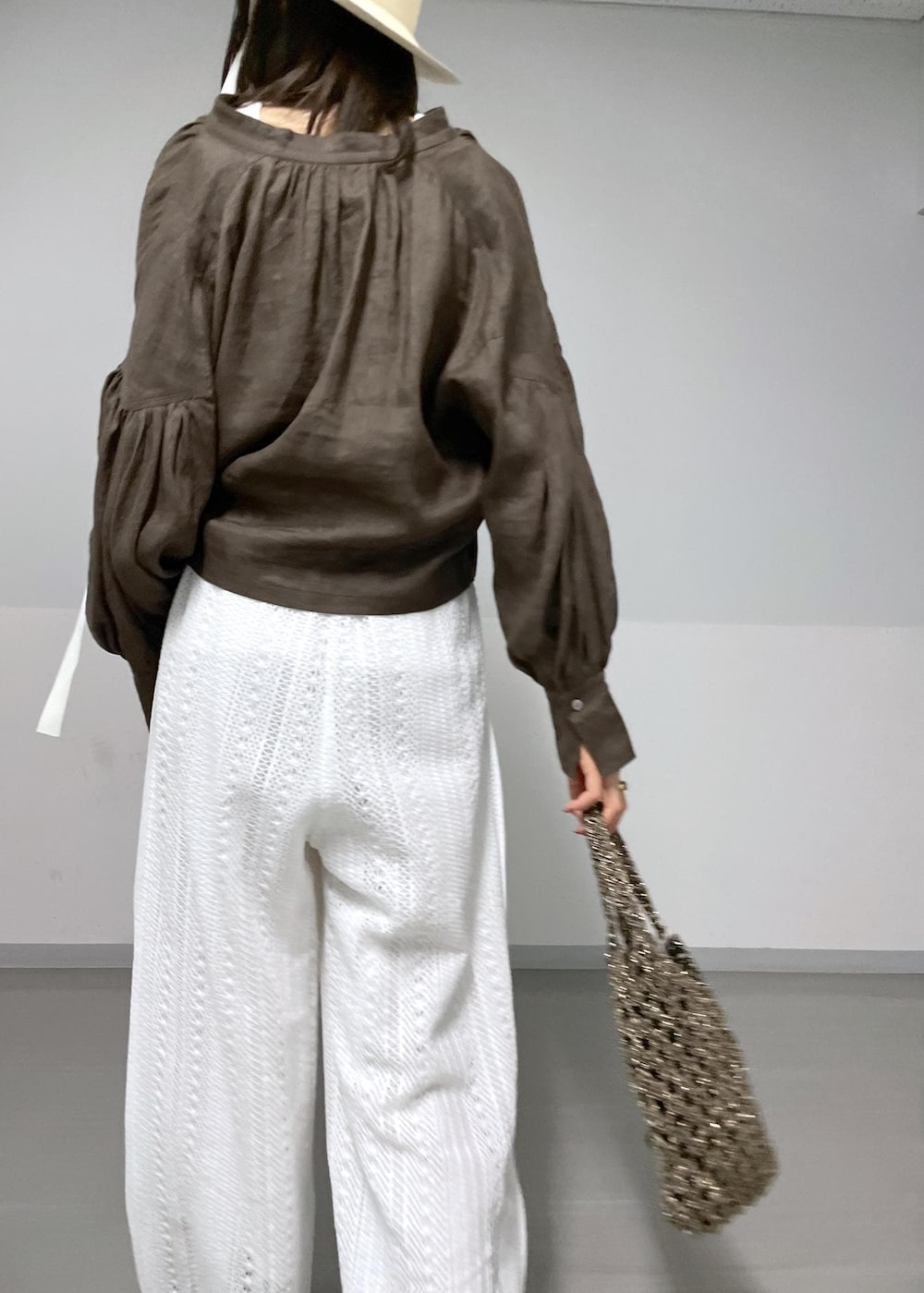 ブラウン系のシャツ/ブラウス、ホワイト系のハンドバッグ、ホワイト系のタンクトップを着用したレディースの春コーディネートの6枚目の写真