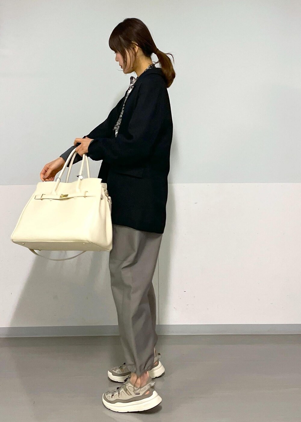 グレー系のTシャツ/カットソー、グレー系のカーゴパンツ、ブラック系のテーラードジャケットを着用したレディースの春コーディネートの7枚目の写真