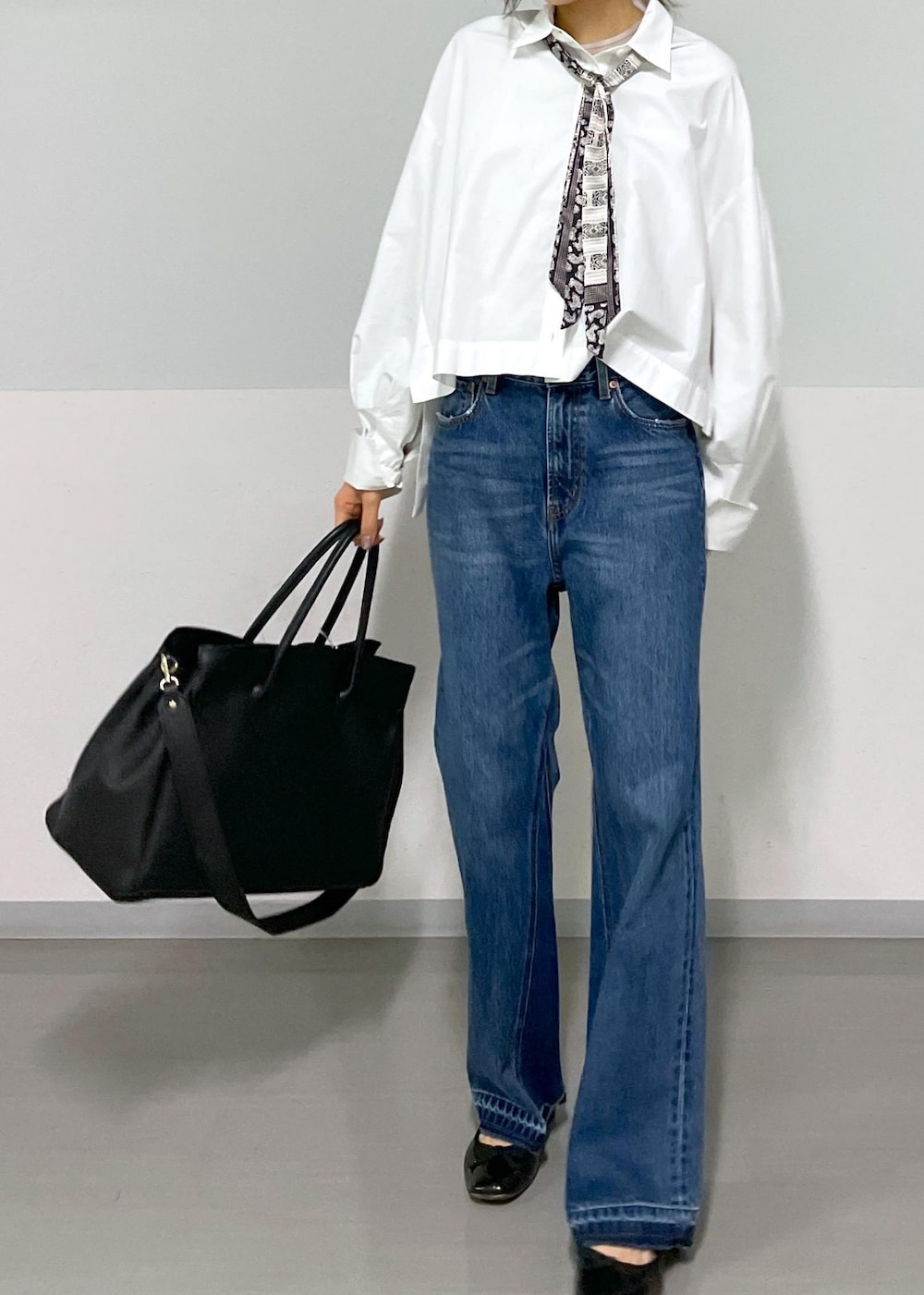 ホワイト系のシャツ/ブラウス、ブルー系のデニムパンツを着用したレディースの春コーディネートの8枚目の写真