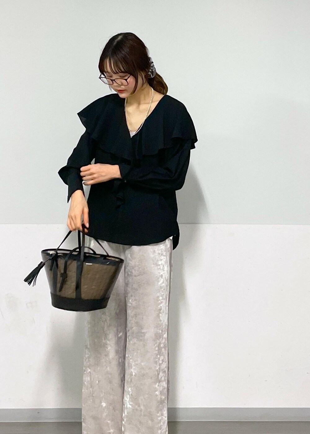 グレー系のタンクトップ、ブラック系のシャツ/ブラウス、ベージュ系のその他パンツを着用したレディースの春コーディネートの4枚目の写真